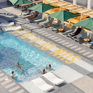 Ryans Lolas Hotel
